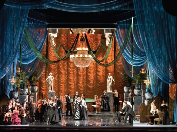 Phông cảnh trong vở opera La Traviata do David Higgins thiết kế/A scene from La Traviata, designed by David Higgins - Photo: IU Opera Theater