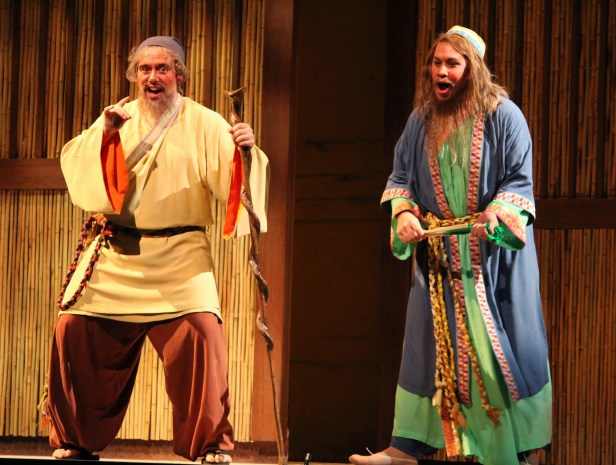 Mãng Ông (David Rugger) - Sùng Ông (Bruno Sandes). Photo: Anvi Hoàng.