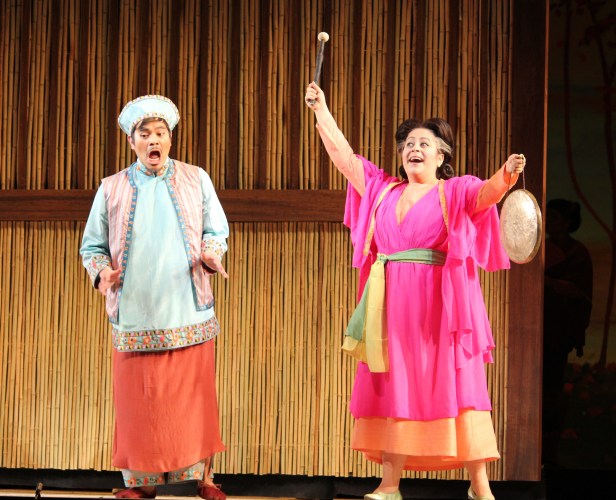 Lý Trưởng (Jerome Sibulo) - Vợ Mõ (Marlen Nahhas). Photo: Anvi Hoàng.