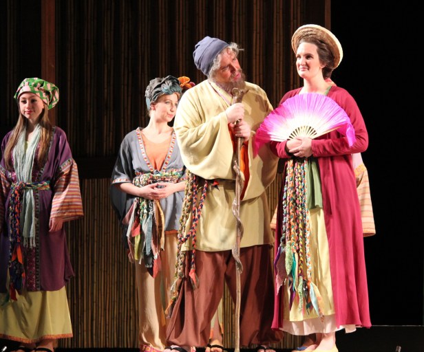 Mãng Ông (David Rugger) - Thị Kính (Sarah Ballman). Photo: Anvi Hoàng.