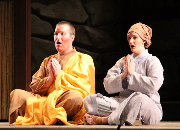 Sư Cụ (Adam Walton) - Thị Kính (Sarah Ballman). Photo: Anvi Hoàng.