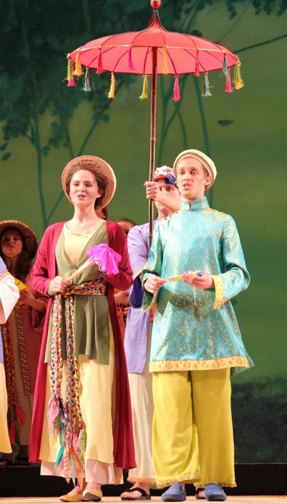 Thị Kính (Veronica Jensen) - Thiện Sĩ (Christopher Sokolowski). Photo: Anvi Hoàng.