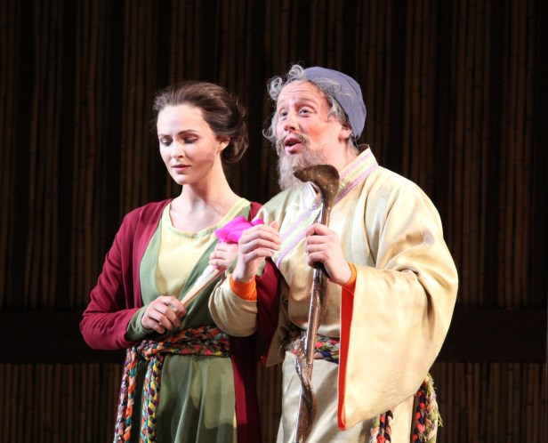 Thị Kính (Veronica Jensen) - Mãng Ông (Ross Coughanour). Photo: Anvi Hoàng.