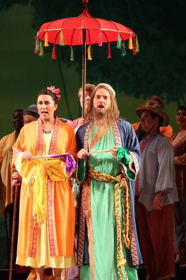 Sùng Bà (Julianne Park) - Sùng Ông (Daniel Lentz). Photo: Anvi Hoàng.