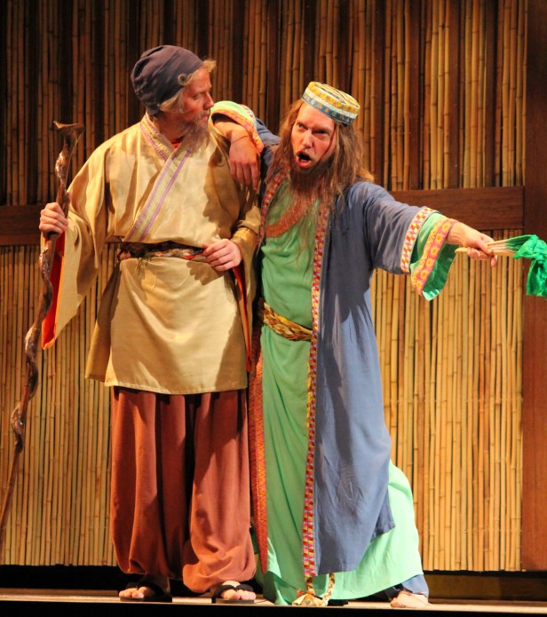 Mãng Ông (Ross Coughanour) - Sùng Ông (Daniel Lentz). Photo: Anvi Hoàng.