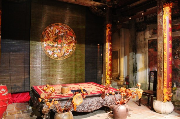 Tấm phản gỗ để ca nương ngồi hát (photo © Anvi Hoàng) 